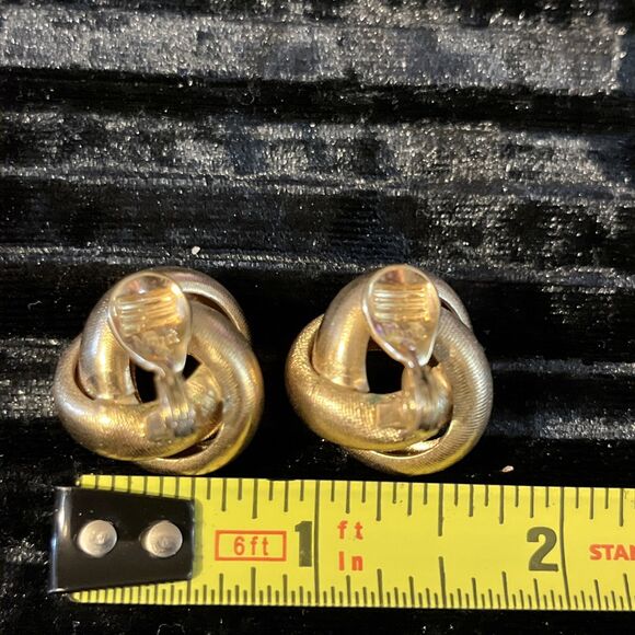 Vintage Monet Signed Brushed Goldtone Love Knot Clip On Earrings Elegant - Picture 7 of 7